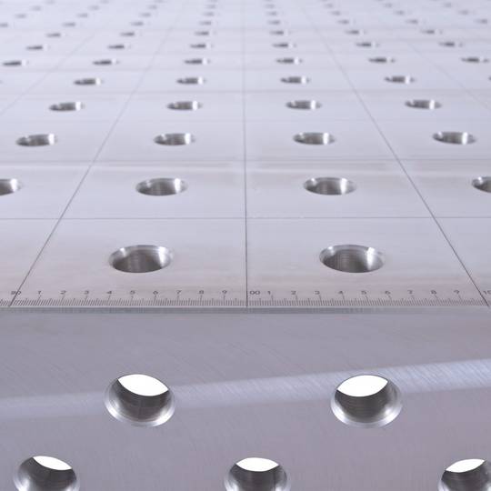Spartus suvirinimo stalas FERROS 3D 2000 x 1000 x 200, 4 kojos su ratukais