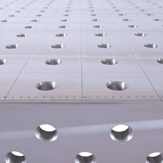Spartus suvirinimo stalas FERROS 3D 2400 x 1200 x 200, 6 kojos su ratukais